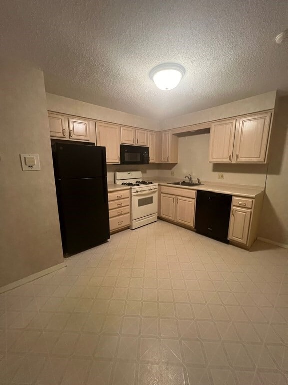 90 Beacon St Unit 8, Lawrence, MA 01843 Room for Rent in Lawrence, MA