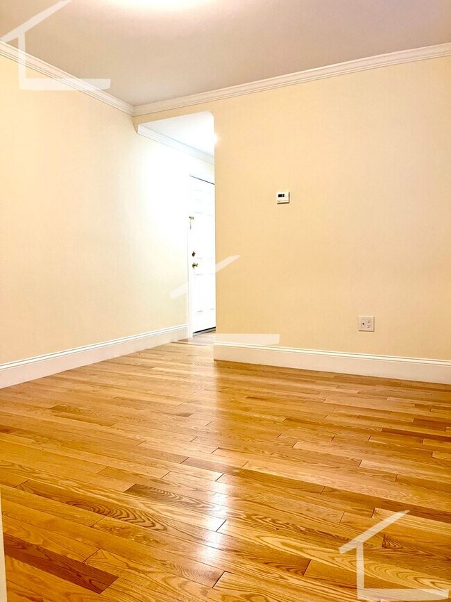 Building Photo - Beautiful Renovated 2 bed unit for immediate move in!