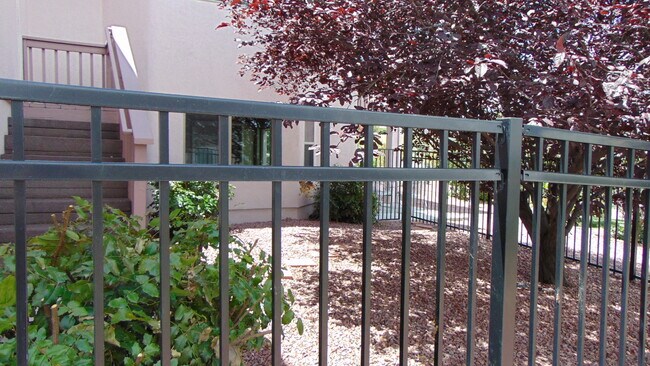 Foto del edificio - 1065 Longview Dr