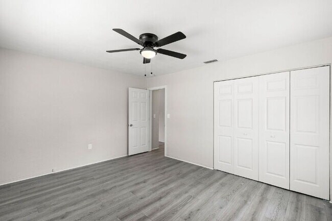 Building Photo - Home For Rent in St Petersburg!