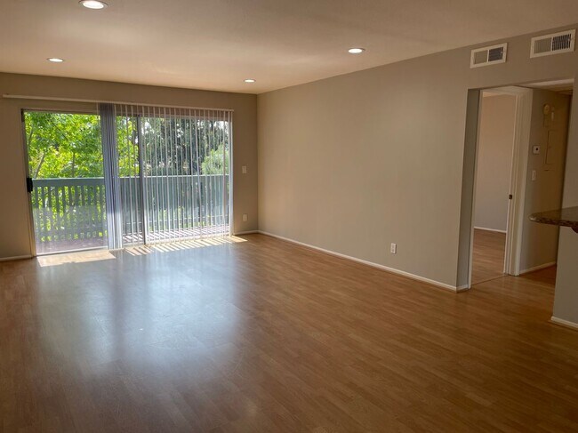 Foto del edificio - 412 N Bellflower Blvd