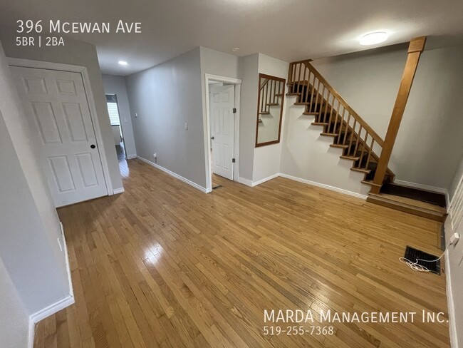Building Photo - SPACIOUS 5 BED/2 BATH HOUSE! + Utilities
