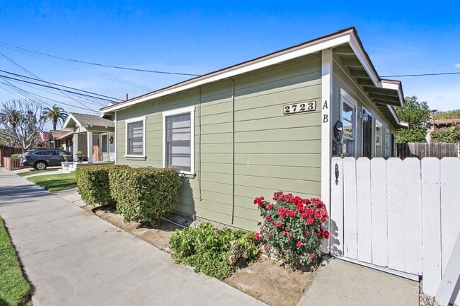 Charming Triplex Unit in Historic Rose Park - Charming Triplex Unit in Historic Rose Park Townhome