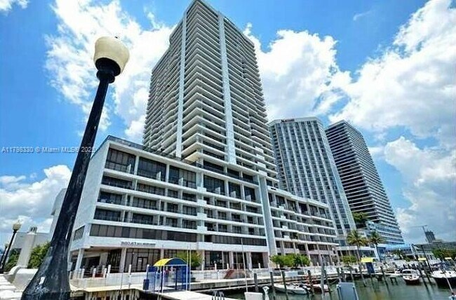 Foto del edificio - 555 NE 15th St