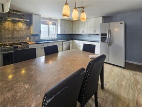 Building Photo - 930 Elm St