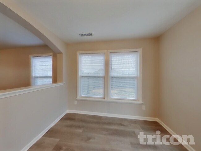 Foto del edificio - 3338 Deerbrook Dr
