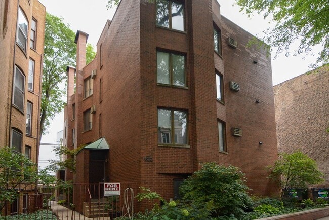 Building Photo - 630 W Wellington Ave
