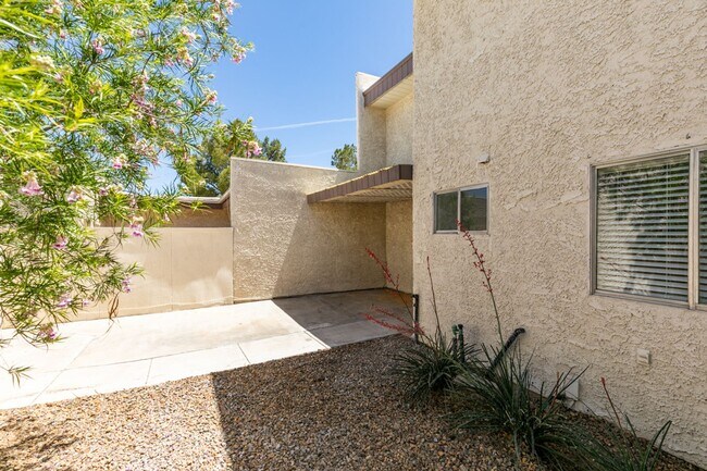 Foto del edificio - 2 Bedroom Townhome with 2 car attached garage in Henderson
