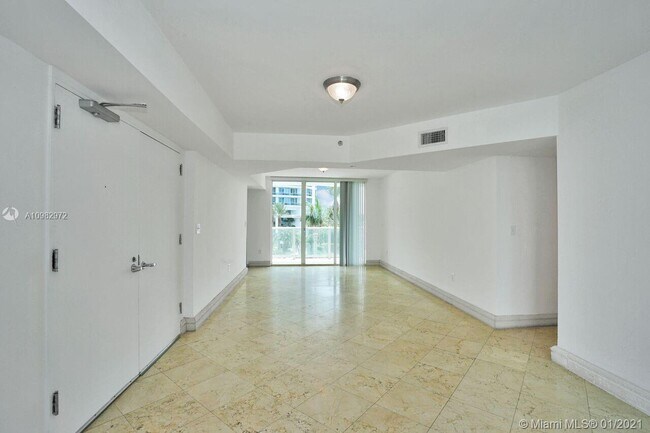 Foto del edificio - 5900 Collins Ave