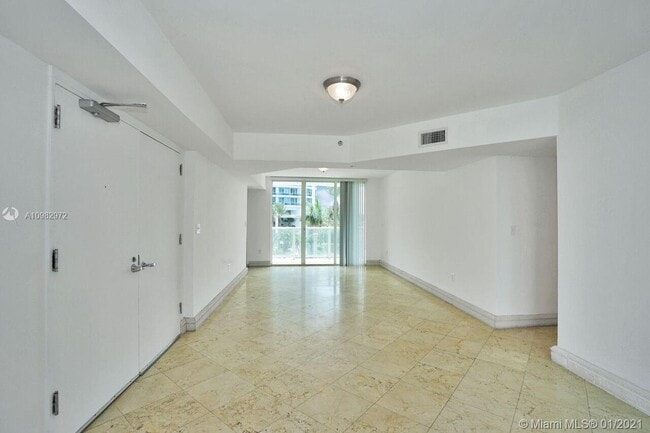 Building Photo - 5900 Collins Ave