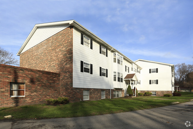 Casa-cochera Hill Apartments - Carriage Hill Apartments