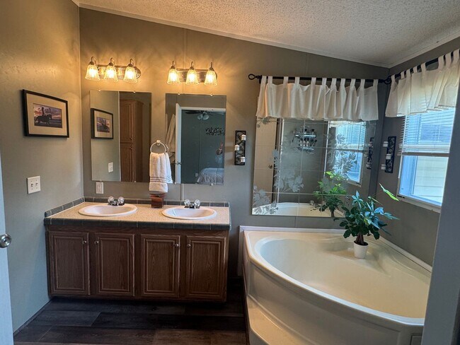 Foto del edificio - Spacious 3-Bedroom Home with Fenced Lot an...