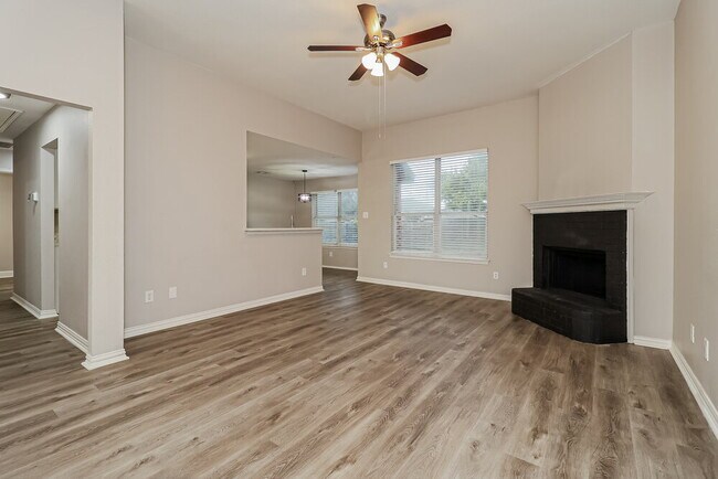 Foto del edificio - 113 Oak Hollow Ln