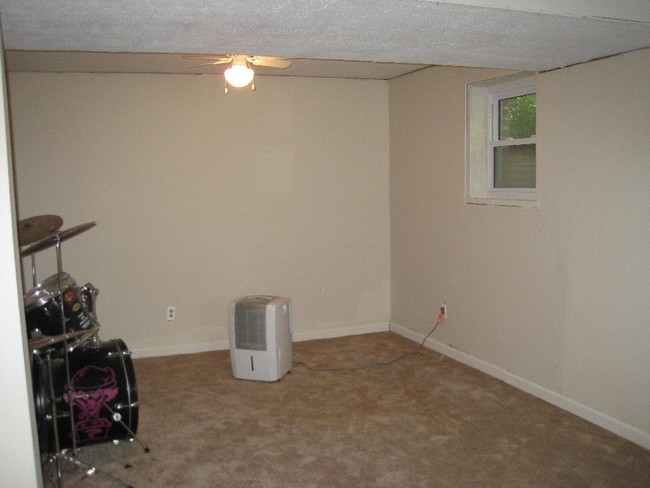 Building Photo - 110 Lake Dr