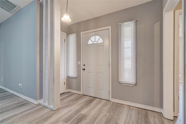 Building Photo - 9913 S Klein Ave