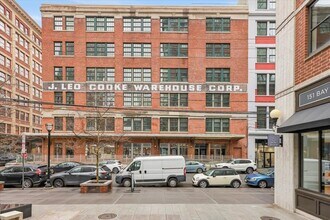 Building Photo - 140 Bay St