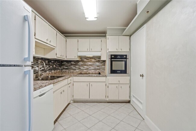 Foto del edificio - 400 Kings Point Dr