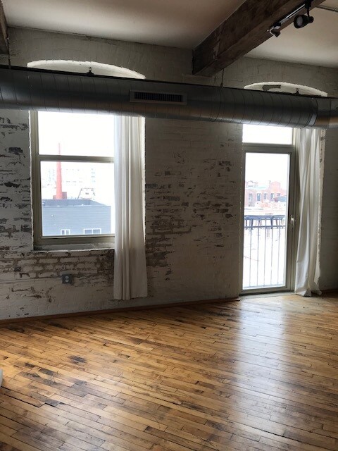 Windows - 1220 Buttonwood St