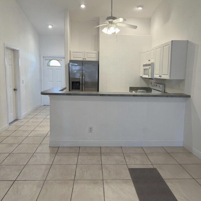 Building Photo - 711 SE 12th Ct