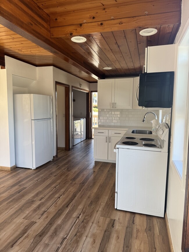 Building Photo - 31 Kuhinia St