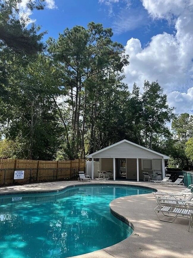 Building Photo - 3 Bedroom/2 Bath Townhome in Woodvalley!