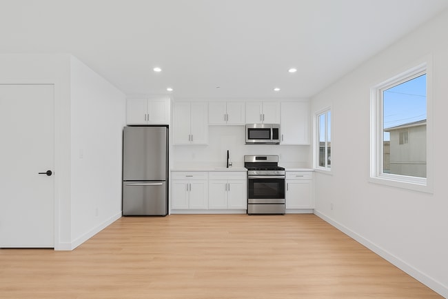 Building Photo - 10914 Columbus Ave