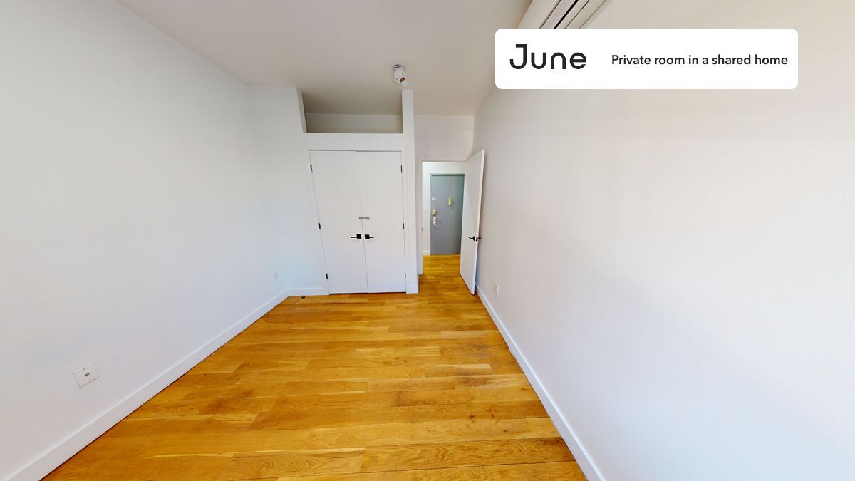 Foto principal - Private bedroom in 5 bed/3 bath Home