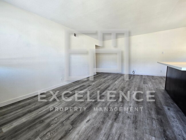 Foto del edificio - Fully Updated 2/1 Condo Upstairs - Pool, P...