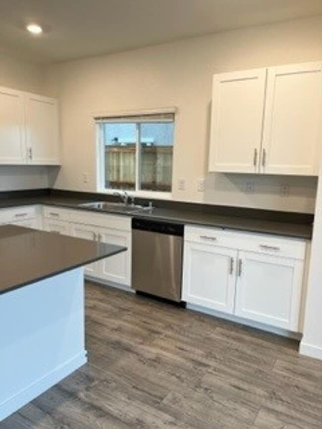Foto del edificio - Brand new four bedroom, two and one half b...