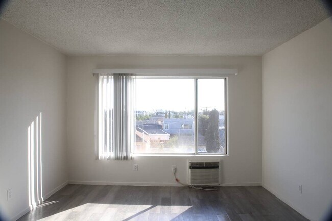 Foto del edificio - 915 N Wilton Pl