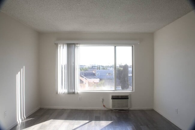 Building Photo - 915 N Wilton Pl