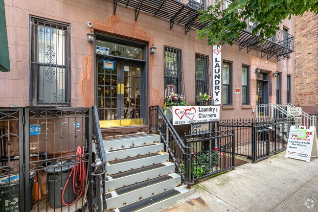 Entrada - 220 E 82nd St