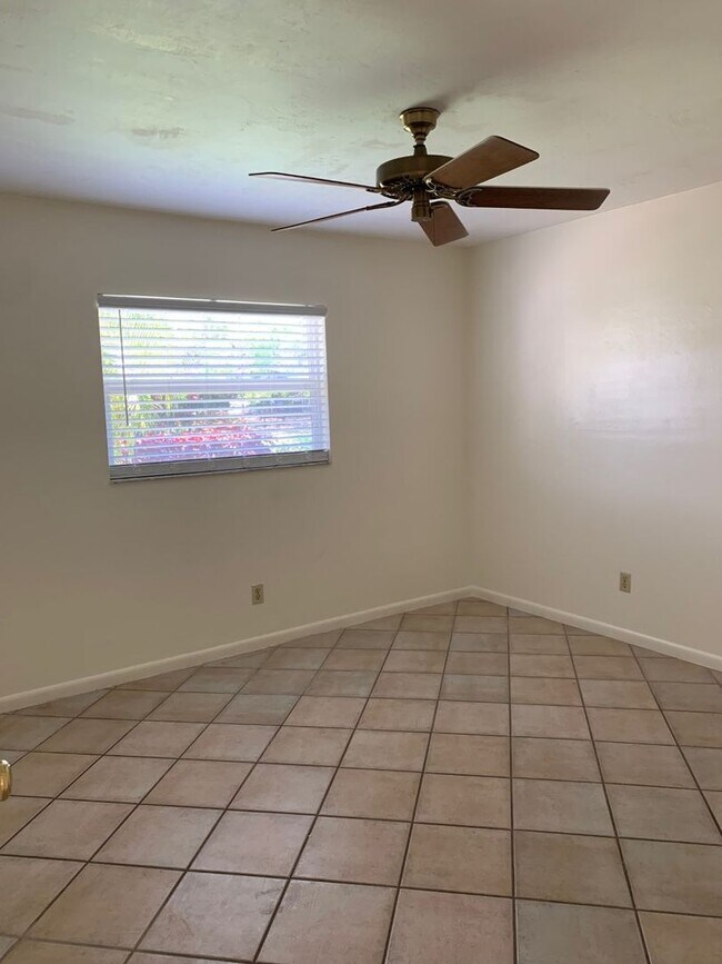 Foto del edificio - ***NAPLES PARK ***2 BED / 1 BATH + GARAGE***MOVE IN ASAP***QUICK APPROVAL PROCESS***NO HOA***PET ...