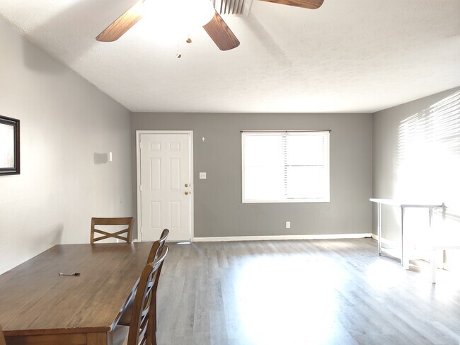 Building Photo - 502 Oak Circle Dr