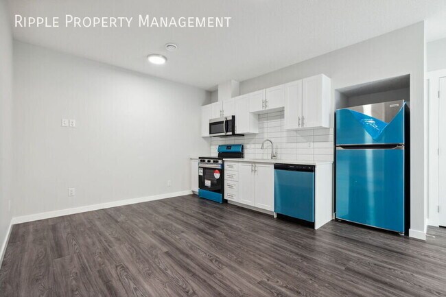 Photo du bâtiment - MODERN 1 BED+DEN/ 1 BATH LOWER LEVEL ONLY!