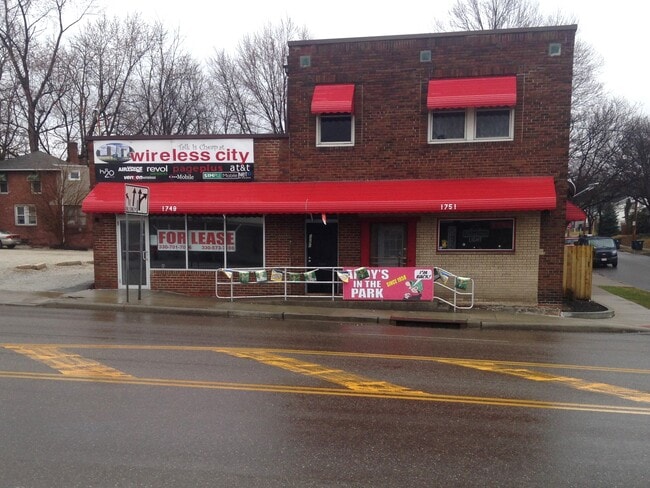 Foto del edificio - 1751 S Main St