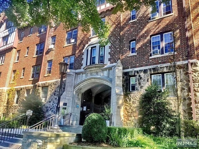 Primary Photo - 275 Engle St