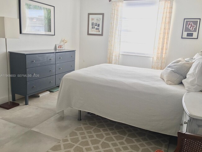 Foto del edificio - 677 SW 9th Ave