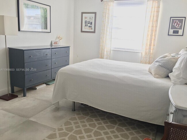 Building Photo - 677 SW 9th Ave