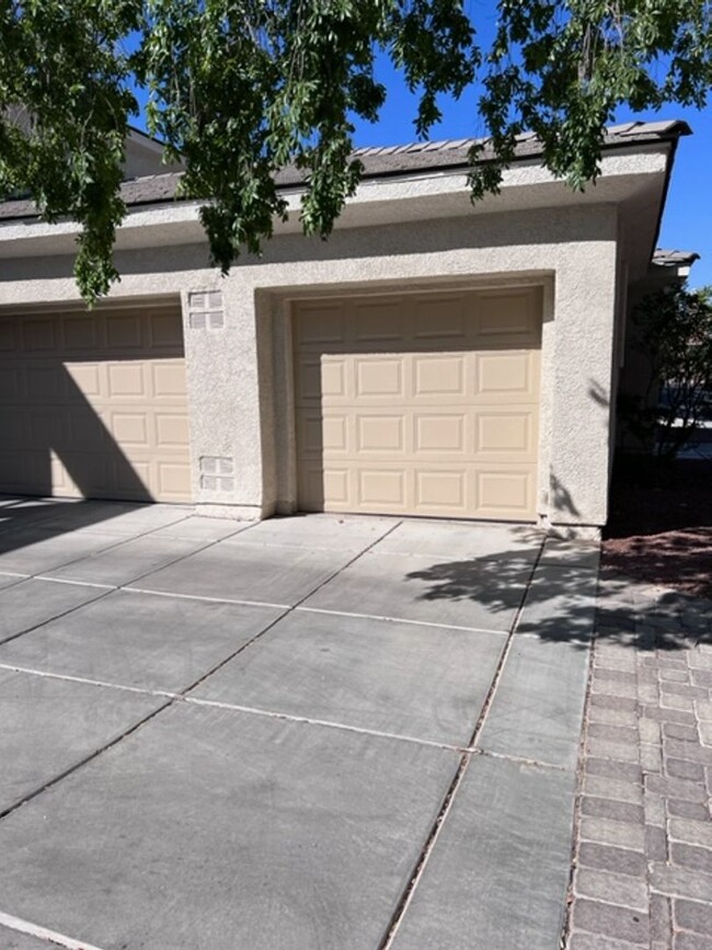 Building Photo - Fabulous Lower Level Condo