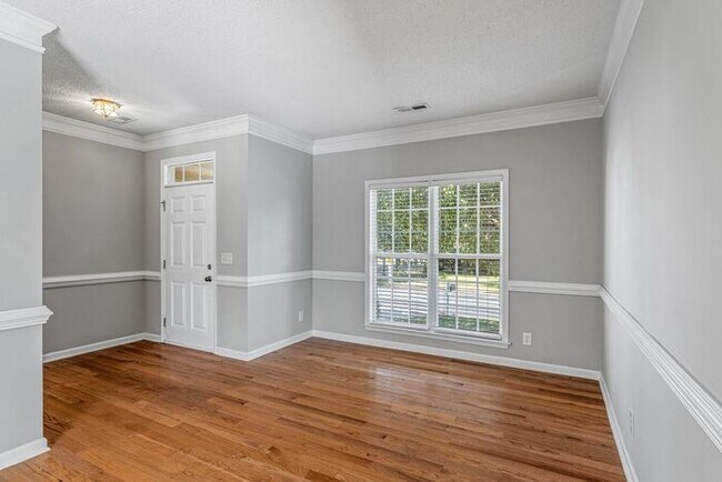 Foto del edificio - W. Wendover, Beautiful Home, Granite Counter-Tops, SS Appliances, Hardwoods, FP, Deck, Fenced, Ga...
