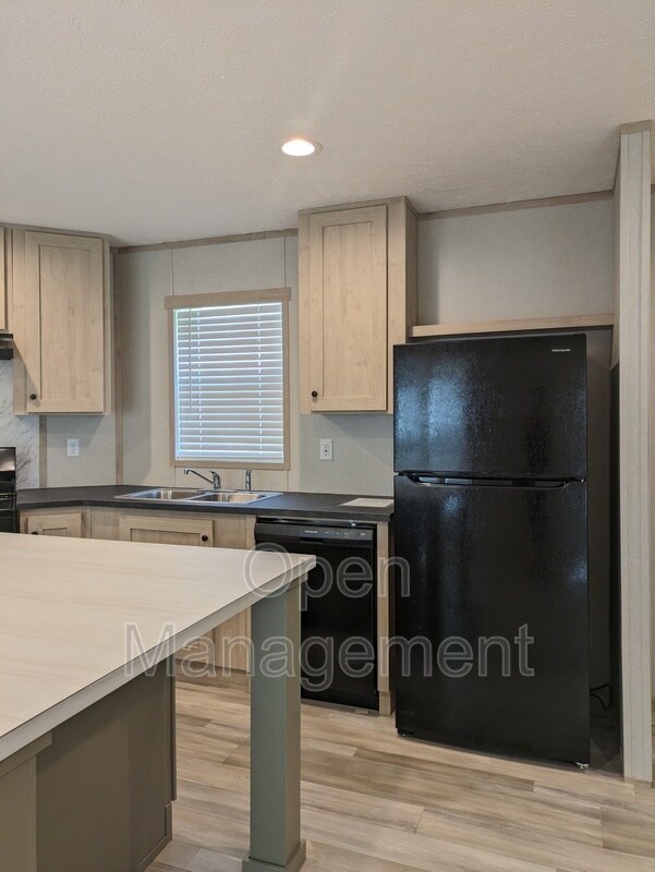 Building Photo - 4950 W Farm Rd 156