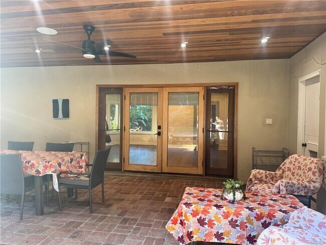 Foto del edificio - 2248 E Chevy Chase Dr