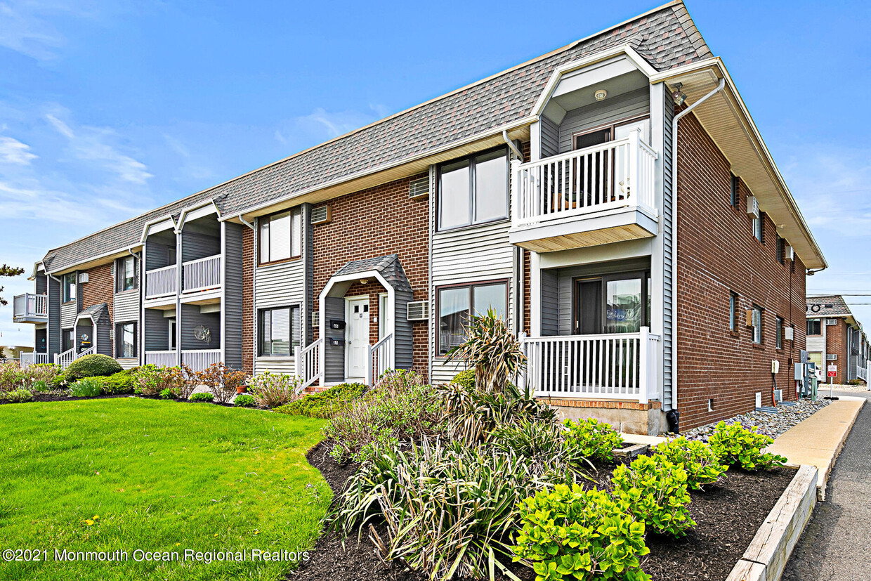 Primary Photo - 1382 N Ocean Ave