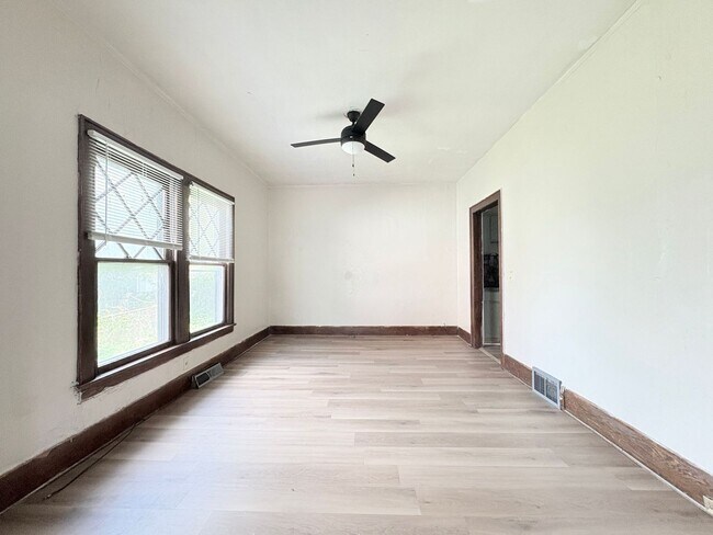 Building Photo - 303 Hillwood Dr