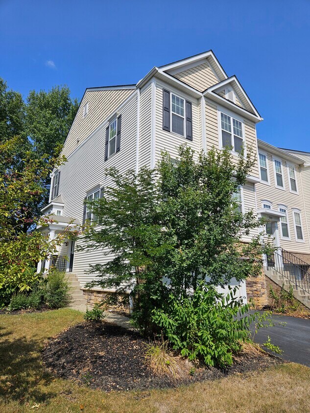 End Unit - 2755 Acarie Dr