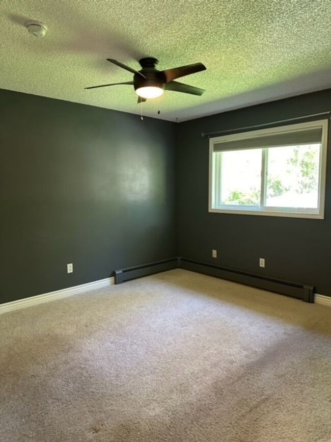 Building Photo - The Perfect Family Home! Large Yard, Deck ...