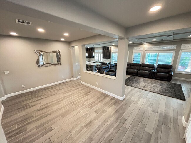 Building Photo - Contemporary 4Bed/3Bath/3 Car/+ Bonus room -residence located in the Silverado Ranch area
