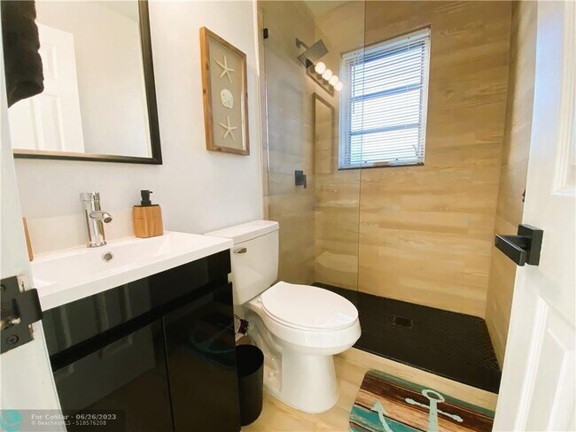 Foto del edificio - 3210 Canal Dr