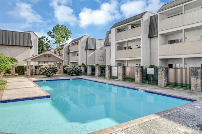 Foto del edificio - Two Bedroom Condo Near Med Center!